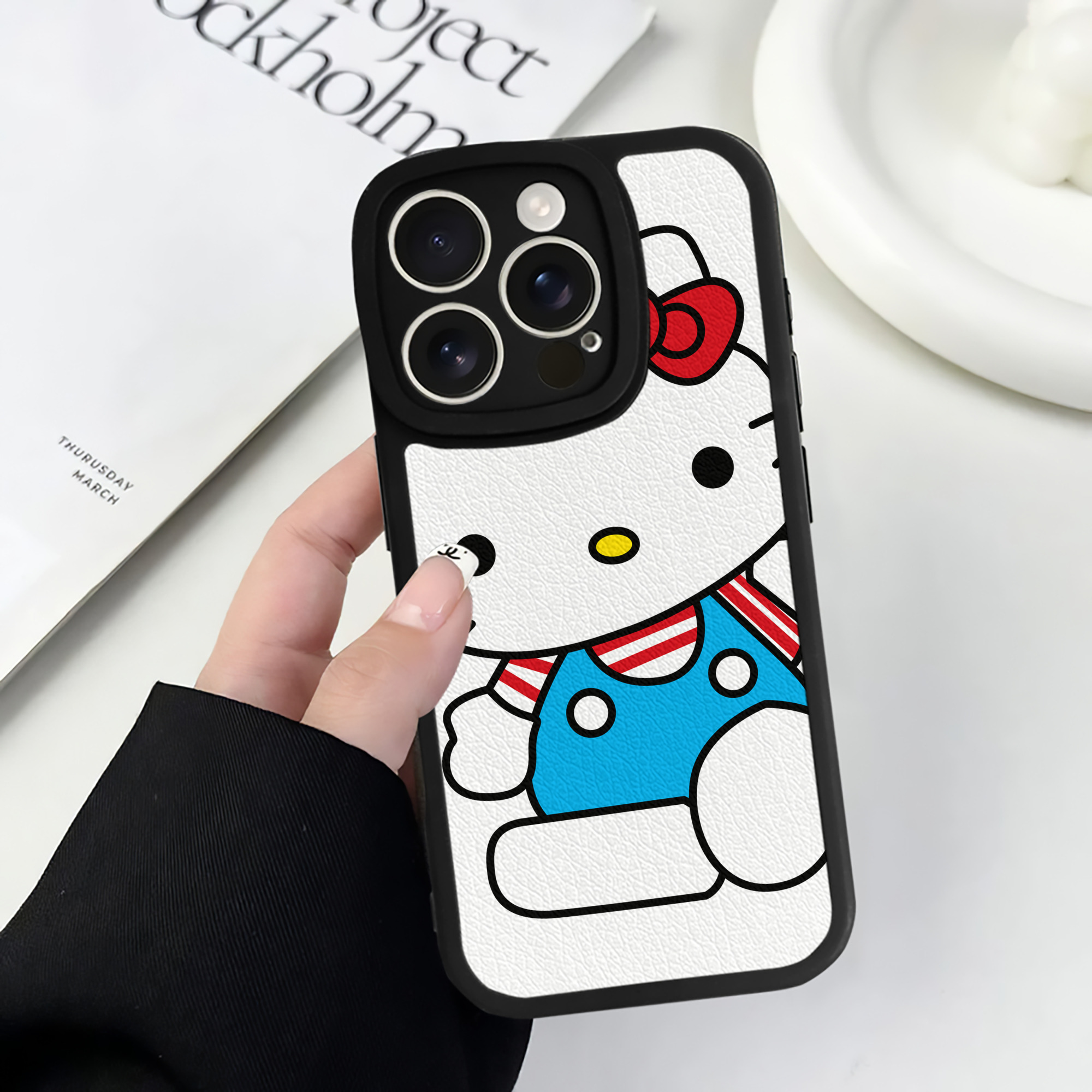 （画像用） Hello Kitty ハローキティ 【iPhone 16シリーズ対応】シリコンスマホケース（レザー調） 材質：シリコン